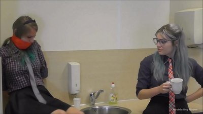 Akapindwa muropa / akasungwa uye akasungwa / mukadzi ari mukutambudzika